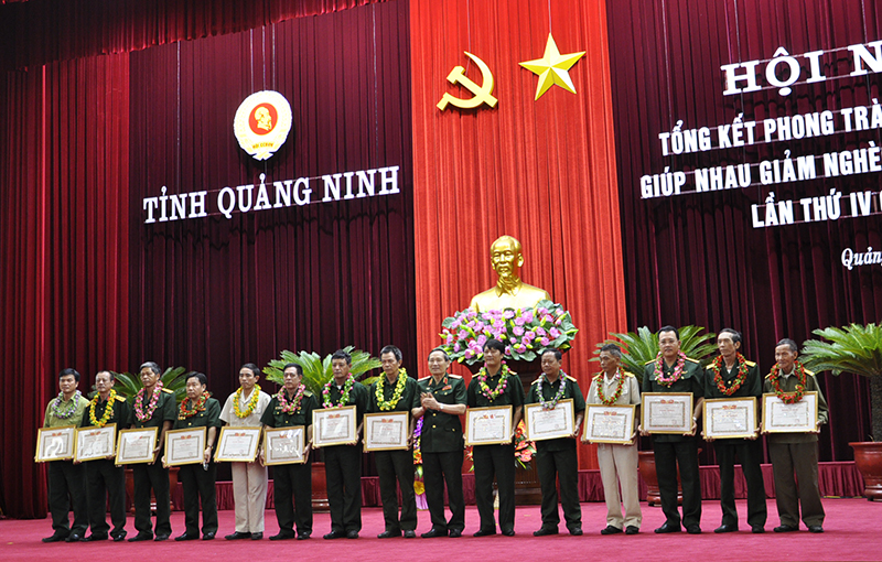 Lãnh đạo Trung ương Hội CCB Việt Nam khen thưởng các cá nhân có thành tích trong phong trào 