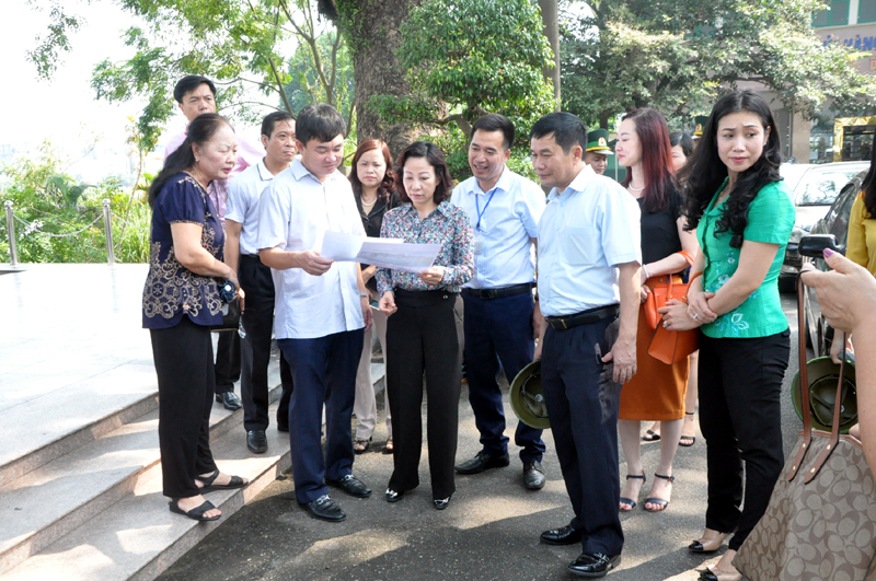 Đồng chí Vũ Thị Thu Thủy, Phó chủ tịch UBND tỉnh kiểm tra hoạt động đón khách của các công ty lữ hành tại Cửa khẩu Quốc tế Móng Cái
