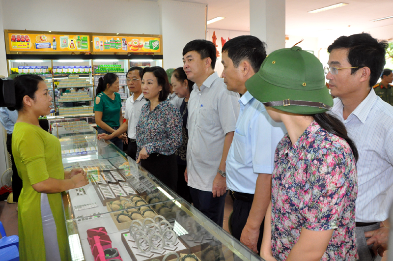 ...kiểm tra việc bán hàng theo giá niêm yết tại Trung tâm Vĩnh Phát, đại lộ Hòa Bình, phường Trần Phú