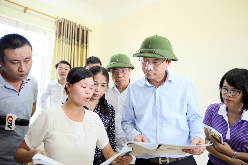 Đồng chí Bí thư Tỉnh ủy kiểm tra công tác chuẩn bị cho năm học mới tại Trường tiểu học xã Quảng Lợi.