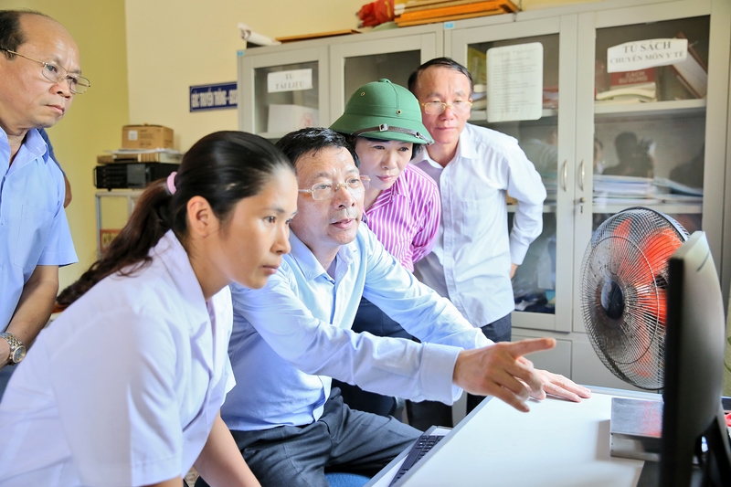 Đồng chí Bí thư Tỉnh ủy kiểm tra hoạt động của trạm y tế xã Quảng Lợi.