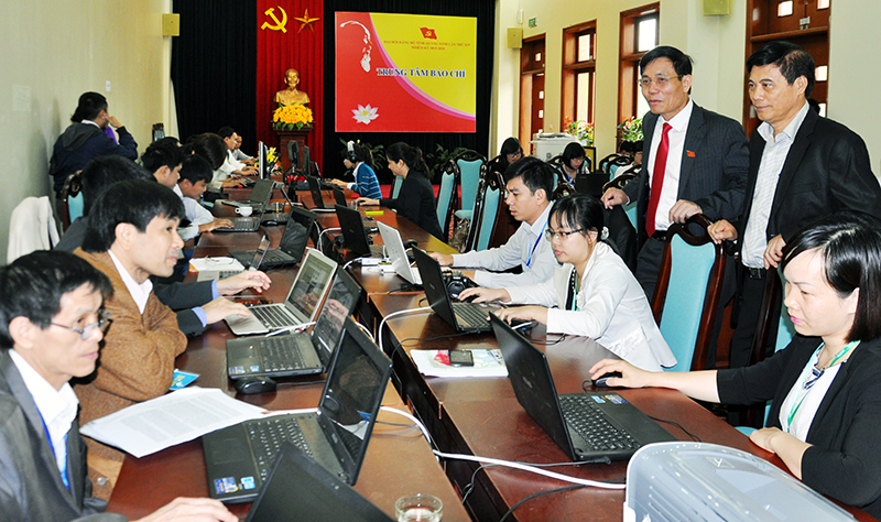 Các nhà báo tác nghiệp tại Trung tâm báo chí Đại hội Đảng bộ tỉnh Quảng Ninh lần thứ XIV, nhiệm kỳ 2015 - 2020. Ảnh: Đỗ Phương
