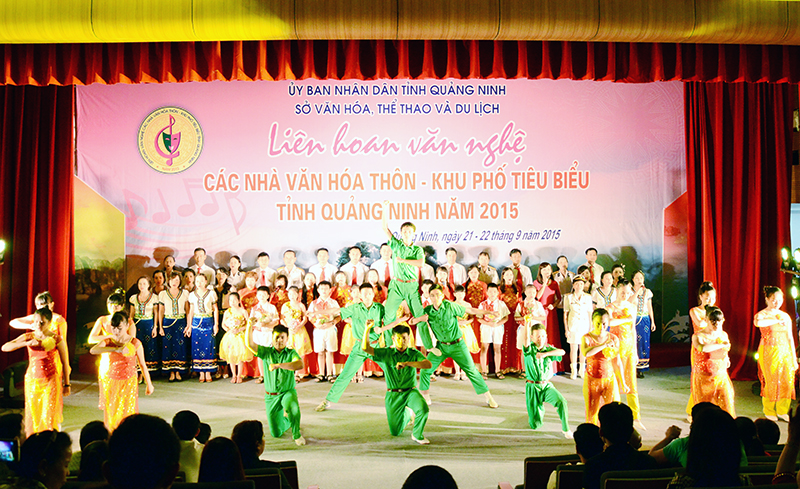 Tiết mục biểu diễn của đoàn phường Quang Hanh (TP Cẩm Phả) tại Liên hoan văn nghệ các nhà văn hoá thôn - khu phố tiêu biểu tỉnh Quảng Ninh 2015.