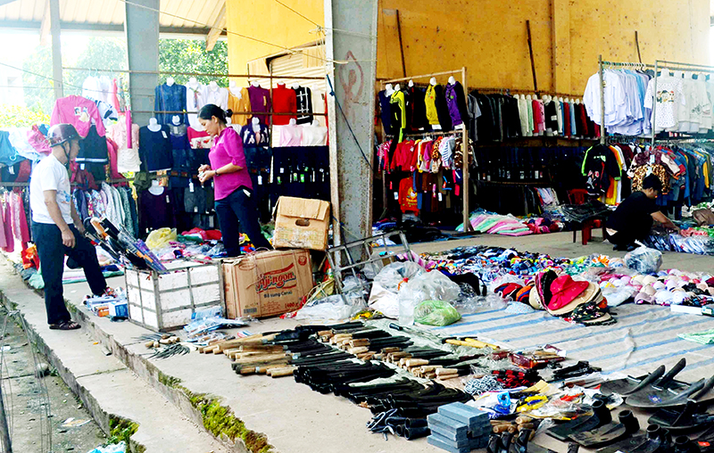 Các gian hàng ở chợ phiên Lương Mông (huyện Ba Chẽ) khá phong phú về hàng hóa.