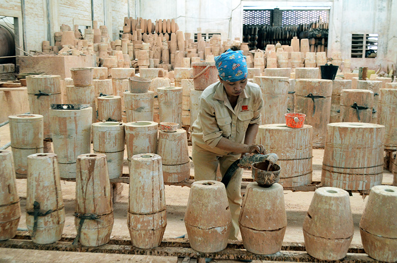 Giá cả, thị trường, chính sách… là những nguyên nhân khiến doanh nghiệp XNK gặp nhiều khó khăn. Trong ảnh: Sản xuất gốm xuất khẩu tại Công ty CP Gốm sứ Thành Đồng, TX Đông Triều.
