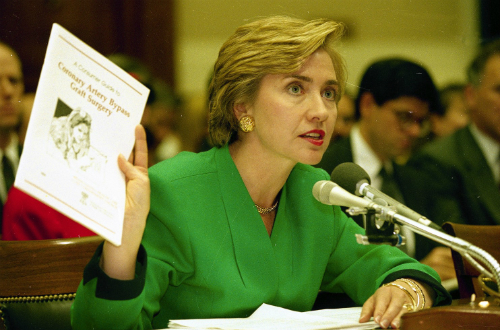 Hillary Clinton trong phiên điều trần trước quốc hội Mỹ tháng 9/1993. Ảnh: Reuters