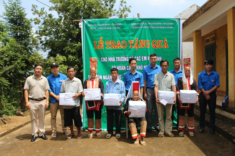 Đại diện Đoàn TN Công ty tặng quà cho các hộ dân có hoàn cảnh khó khăn ở thôn Ngàn Vàng Trên, xã Đồng Tâm, huyện Bình Liêu