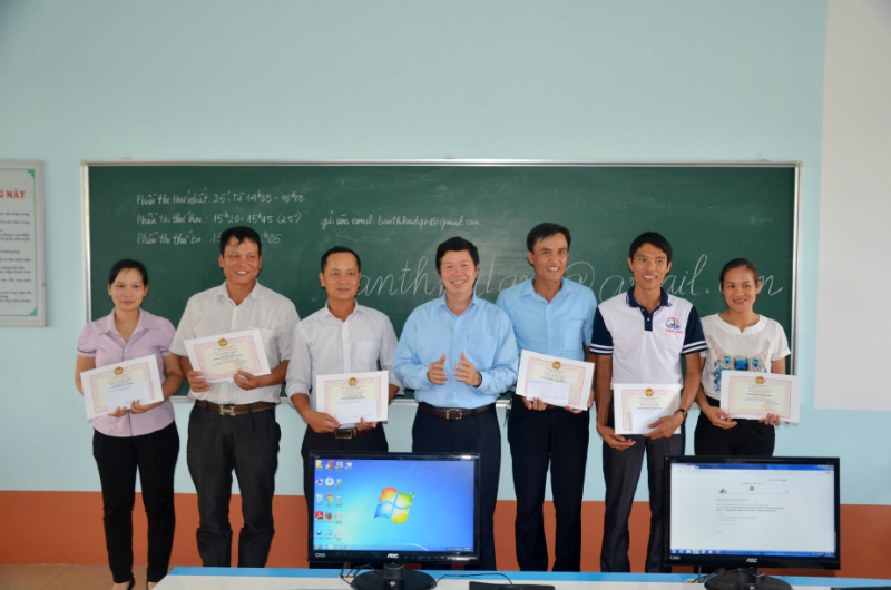 Đồng chí Vũ Thành Long, Chủ tịch Hội Nông dân tỉnh trao giấy chứng nhận cho các thi sinh tham gia cuộc thi.