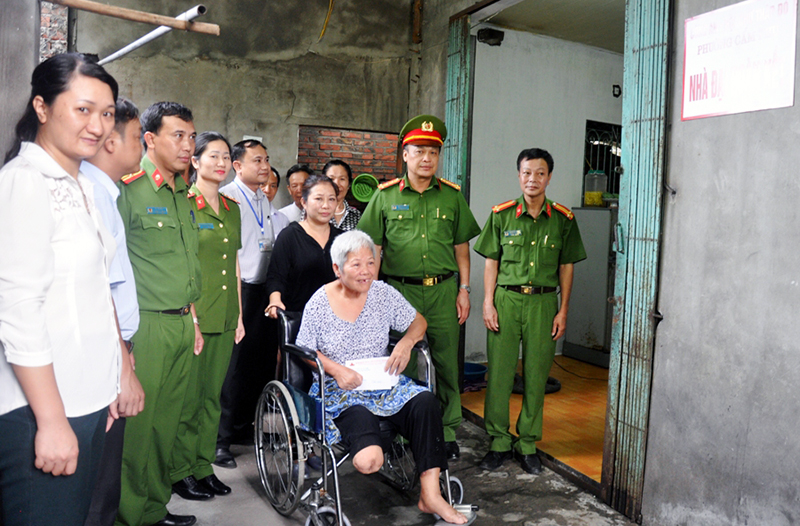 Công an TP Cẩm Phả hỗ trợ gần 50 triệu đồng nâng cấp, sửa chữa nhà ở cho bà Nguyễn Thị Mão, người già cô đơn, tàn tật, ở khu 5, phường Cẩm Phú (TP Cẩm Phả) tháng 7-2016.