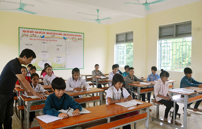Năm học này, học sinh Trường PTDT bán trú TH&THCS Hà Lâu được học tập trong những phòng học mới.