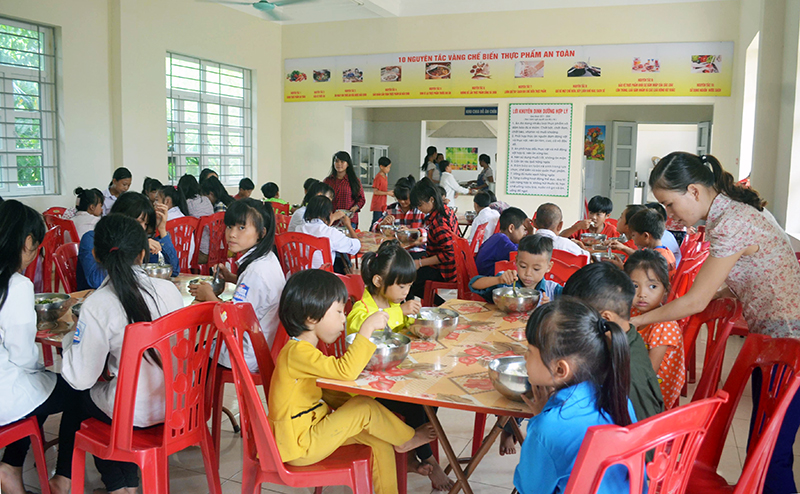 Giờ ăn trưa của học sinh bán trú Trường PTDT bán trú TH&THCS Hà Lâu (huyện Tiên Yên).