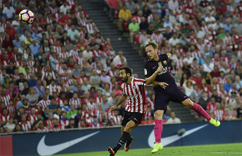 Ivan Rakitic (phải) ghi bàn duy nhất cho Barca. Ảnh: Reuters