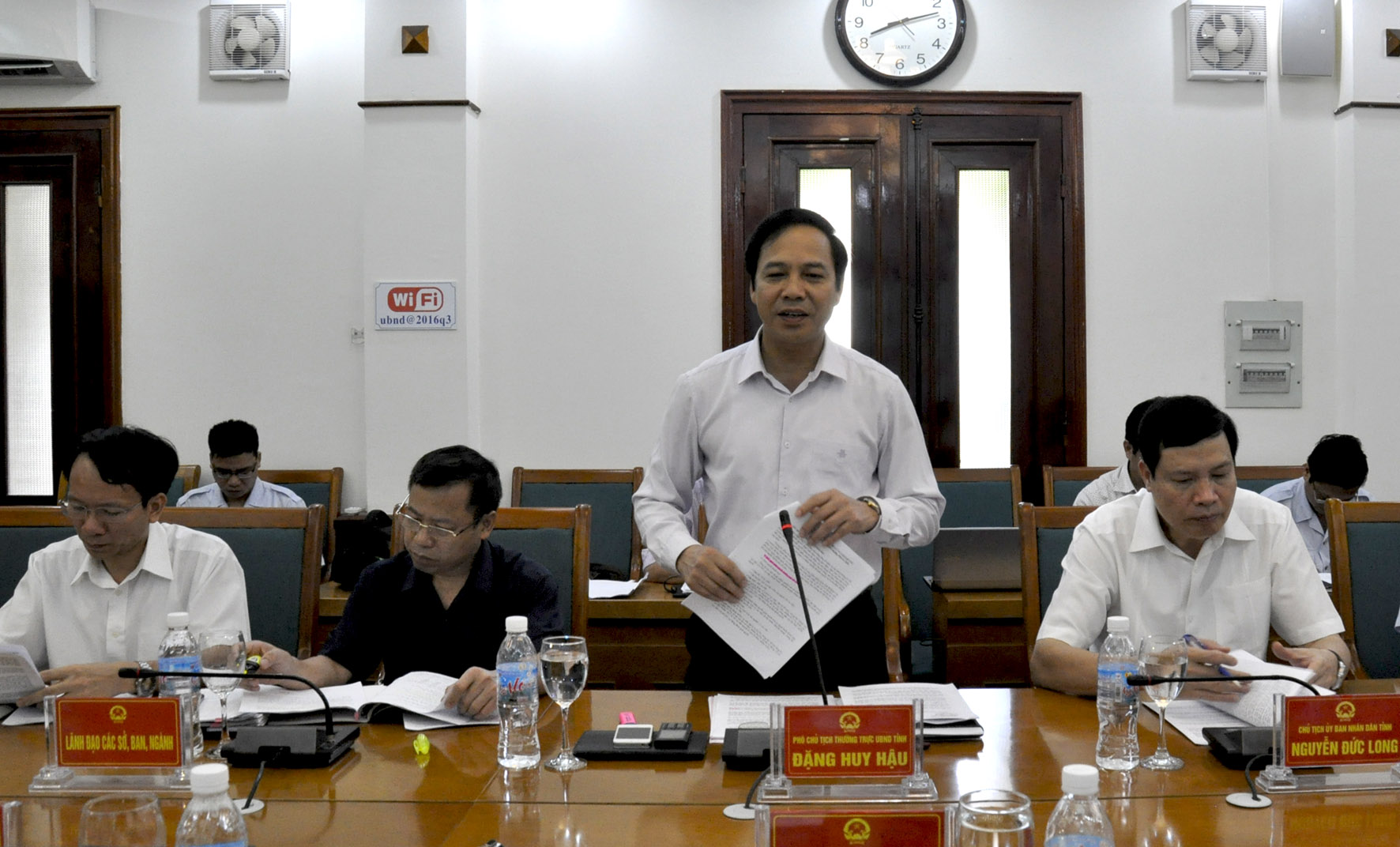 Đồng chí Đặng Huy Hậu, Phó Chủ tịch Thường trực UBND tỉnh báo cáo tình hình tiếp công dân, giải quyết KNTC của tỉnh