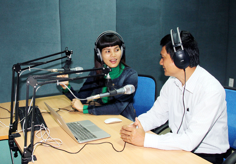 Các biên tập viên Phòng Biên tập Phát thanh của QTV trò chuyện cùng thính giả trong một chương trình phát thanh trực tiếp.
