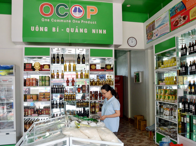 Khách tham quan, mua hàng tại Trung tâm OCOP TP Uông Bí.