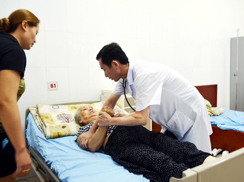 Khám bệnh cho bệnh nhân tại Bệnh viện Đa khoa khu vực Cẩm Phả (TP Cẩm Phả).