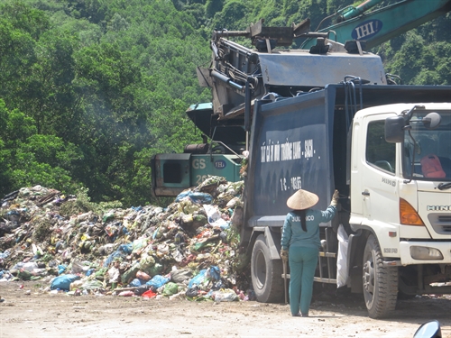Due to the increasing demand for garbage treatment and the application of out of date technology, dumps in the northern province of Quang Ninh have led to serious air and ground water pollution. Photo dantri.com.vn