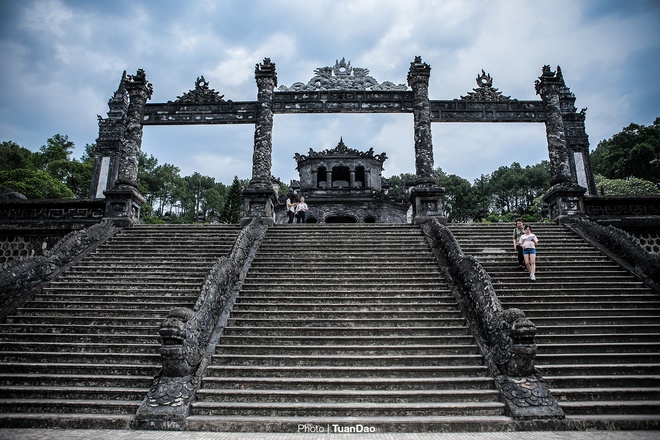 Du khách sẽ đi qua cổng chào uy nghiêm gồm 37 bậc cầu thang với thành được đắp các tượng rồng lớn lên tới sảnh ngoài.