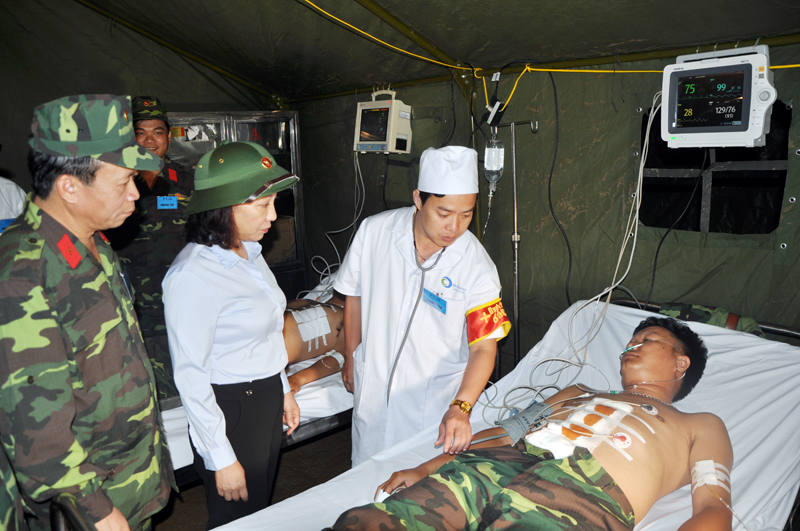 Đồng chí Vũ Thị Thu Thủy, Phó Chủ tịch UBND tỉnh kiểm tra công tác cứu chữa bệnh nhân tại Bệnh viện dã chiến.