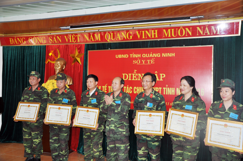 Đồng chí Vũ Xuân Diện, Giám đốc Sở Y tế trao giấy khen cho các tập thể, cá nhân có thành tích xuất sắc.