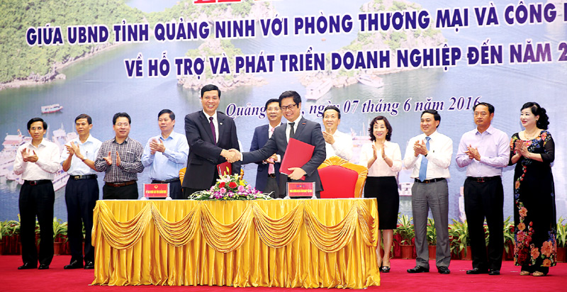Chủ tịch UBND tỉnh Quảng Ninh và Chủ tịch VCCI ký cam kết về hỗ trợ và phát triển doanh nghiệp đến năm 2020.