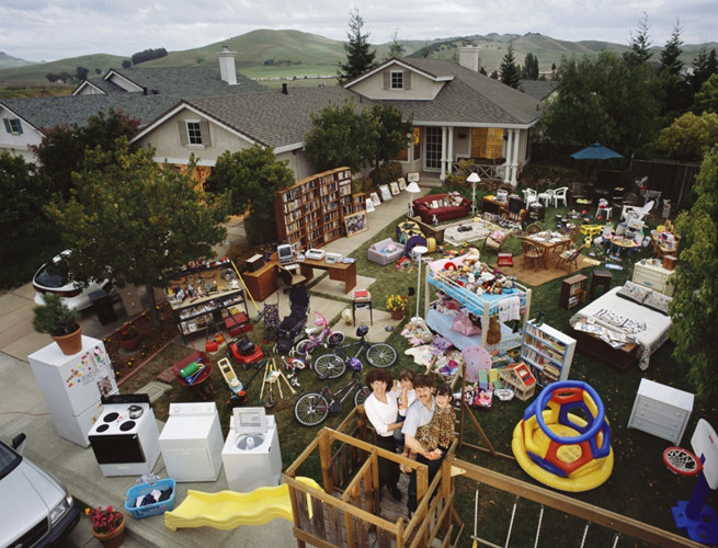   Gia đình ông bà Caven, California, Mỹ cùng với căn nhà nhỏ và tất cả đồ đạc trong nhà của họ. (ảnh: Menzelphoto/Bright Side).