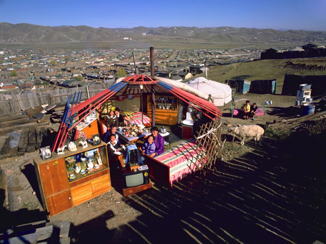   Một gia đình gồm 6 người ở Mông Cổ sống trong căn lều 18,5 m2. Căn lều của họ không có điện, vậy nên họ phải 