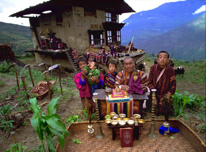   Nalim và gia đình của ông sống trong một ngôi nhà ở sườn đồi Bhutan. Gia súc, gia cầm được nuôi ở tầng 1, các thành viên gia đình sống trên tầng 2, và tầng thứ 3 họ lưu trữ thịt khô, ngũ cốc, và cỏ khô. Họ nấu ăn trên bếp lửa và sử dụng đèn dầu để thắp sáng. (ảnh: Menzelphoto/Bright Side).