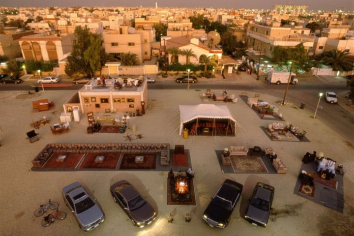   Gia đình Abdulla sống trong một ngôi nhà rộng 450,5 m2, có tầng hầm riêng ở Kuwait. Gia đình này cũng sở hữu bốn chiếc xe hơi và đây chỉ là một gia đình có mức sống trung bình ở Kuwait. (ảnh: Menzelphoto/Bright Side).