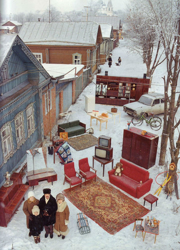   Gia đình Kapralov gồm có 4 thành viên - bố mẹ và hai con gái - đứng bên ngoài nhà của họ ở Suzdal, Nga với tất cả các tài sản của họ. (ảnh: Menzelphoto/Bright Side).