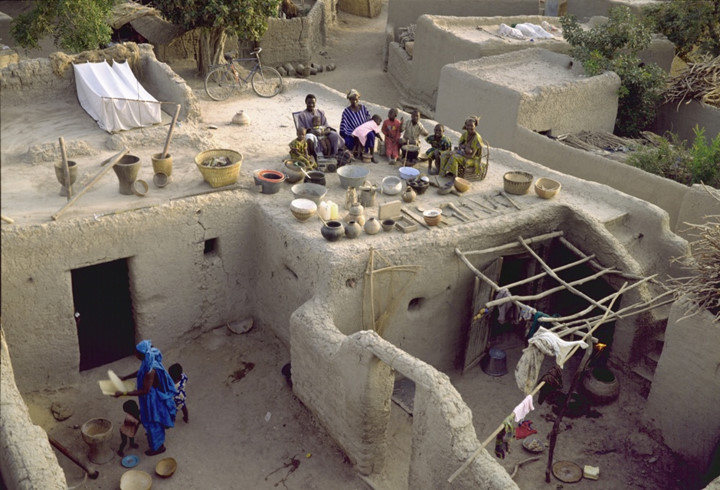   Anh Soumana Natomo có 2 người vợ và 8 đứa con. Cả gia đình sống trong 2 ngôi nhà đất bùn ở làng Kouakourou, trên bờ sông Niger, Mali. Căn nhà của họ không có điện, và tất cả tài sản là nệm, gối, ghế, đồ dùng nhà bếp và vườn cây xoài. (ảnh: Menzelphoto/Bright Side).