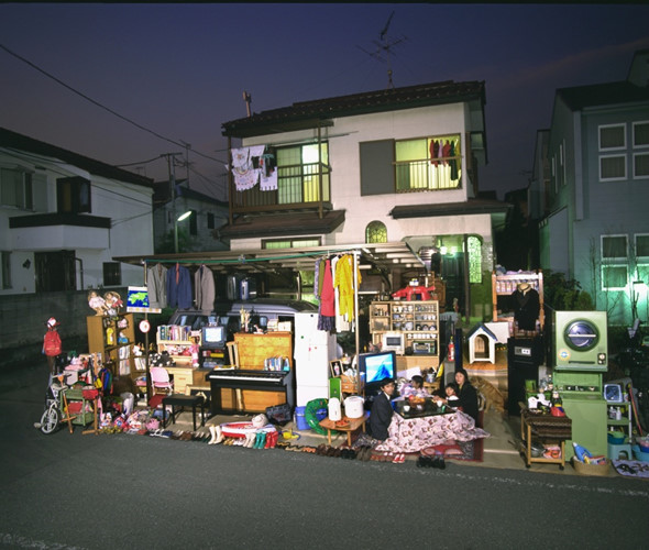   Gia đình Ukita gồm 4 người sống trong một ngôi nhà 132m2 ở ngoại ô Tokyo. Họ có rất nhiều đồ dùng điện tử nhỏ. Tài sản quý giá nhất của họ là chiếc nhẫn cưới vàng và một bộ sưu tập đồ gốm cổ. (ảnh: Menzelphoto/Bright Side).