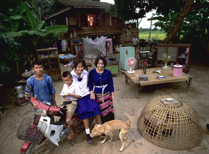   Gia đình Kuenkaew, Thái Lan làm nông để sống và ở trong một nhà sàn nhỏ được bao quanh bởi những cánh đồng lúa. (ảnh: Menzelphoto/Bright Side).