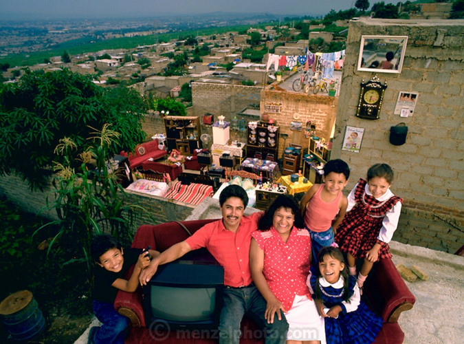   Gia đình Castillo Balderas và cuộc sống hạnh phúc của họ ở Guadalajara, Mexico, bên ngoài ngôi nhà với tất cả các tài sản. (ảnh: Menzelphoto/Bright Side). 