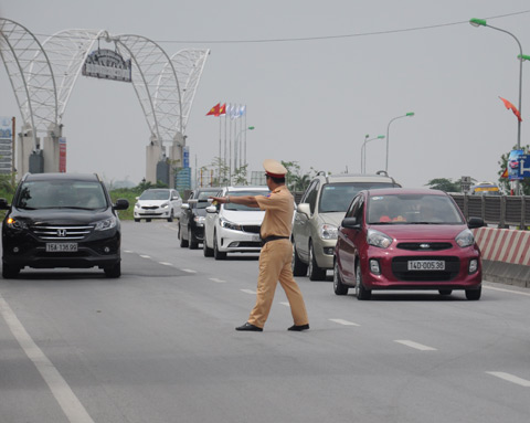 Lực lượng CSGT tiến hành dừng xe kiểm tra phương tiện tham gia giao thông 
