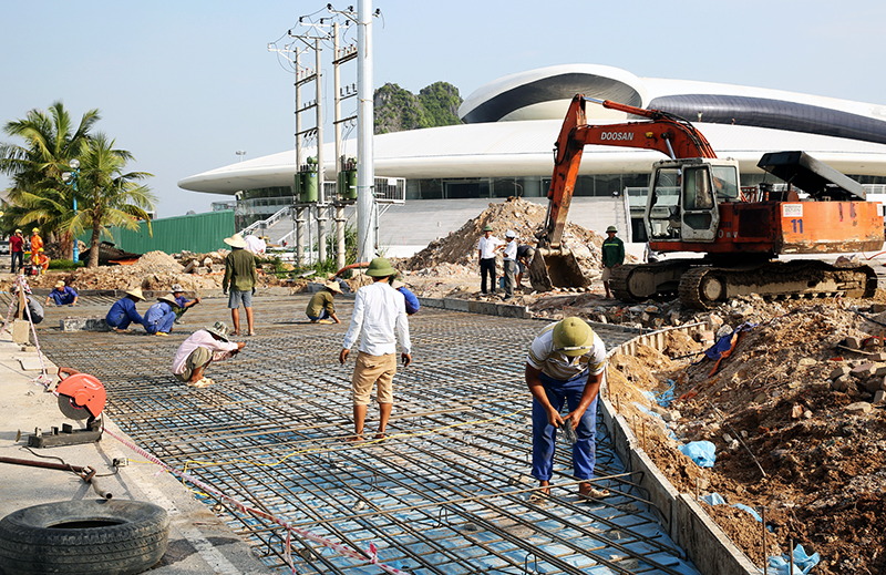 Đối với hạng mục ngoại thất công trình là sân và đường dẫn với tổng diện tích gần 4ha, đến nay nhà thầu lu lèn nền, đổ bê tông vỉa hè và sân bãi  được 3.200/3.800m2 vỉa hè và 1,4/2ha diện tích sân. Dự kiến hạng mục này sẽ xong trước ngày 15-9-2016.