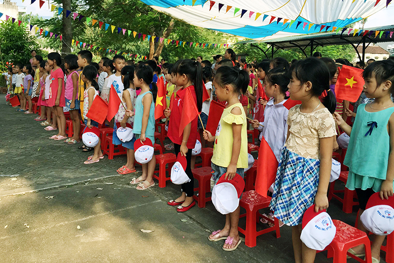 Học sinh Trường Tiểu học thị trấn Bình Liêu (huyện Bình Liêu) chuẩn bị cho ngày đầu tiên cắp sách tới trường.