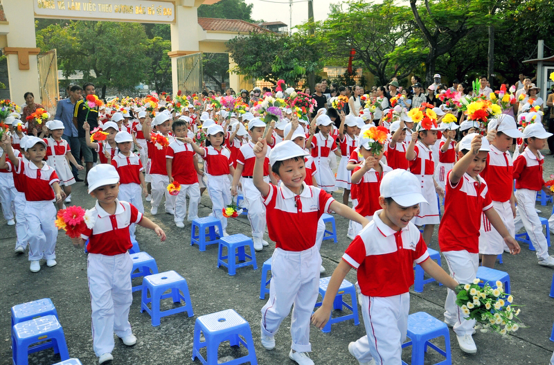 Không khí nô nức, tưng bừng trong ngày tựu trường tại Trường Tiểu học Trần Hưng Đạo (TP Hạ Long). Trong ảnh: Niềm vui của học sinh lớp 1 trong ngày đầu đến trường.
