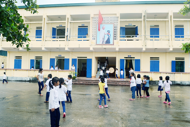 Các em học sinh Trường TH&THCS Minh Khai cơ sở 2, khu 6b, phường Hà Phong náo nức đón năm học mới.