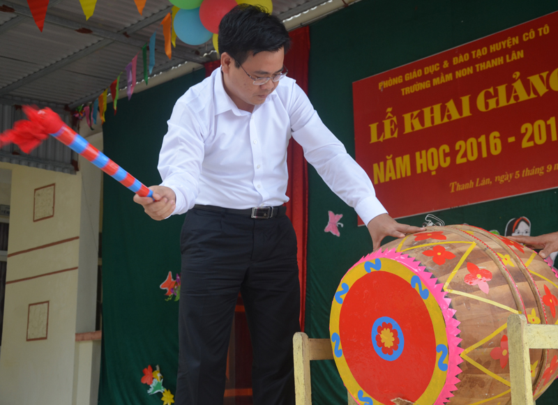 Đồng chí Hoàng Bá Nam, Tỉnh uỷ viên, Bí thư Huyện uỷ, Chủ tịch UBND huyện Cô Tô, đánh trống khai giảng tại Trường mầm non xã Thanh Lân.