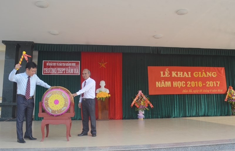 đồng chí Nguyễn Đức Thành, Phó Chủ tịch HĐND tỉnh đánh trống khai giảng tại Trường THPT Đầm Hà.