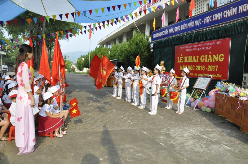 Trường Tiểu học Thị trấn Bình Liêu thực hiện nghi thức lễ khai giảng.