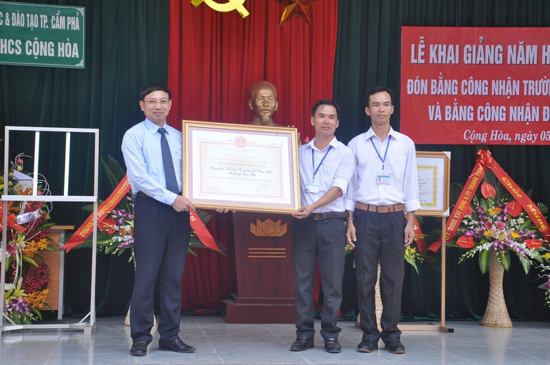 Đồng chí Nguyễn Xuân Ký, Phó Chủ tịch HĐND tỉnh trao Bằng công nhận trường đạt chuẩn quốc gia của UBND tỉnh cho Trường THCS Cộng Hòa (TP Cẩm Phả)
