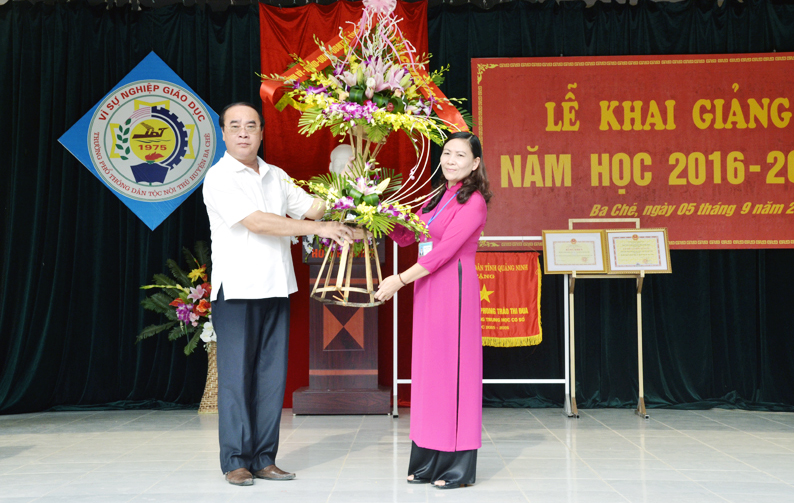 Đồng chí Nguyễn Quang Diệp, Trưởng Ban Nội chính tỉnh ủy tặng hoa chúc mừng thầy, trò Trường PTDT nội trú Ba Chẽ.