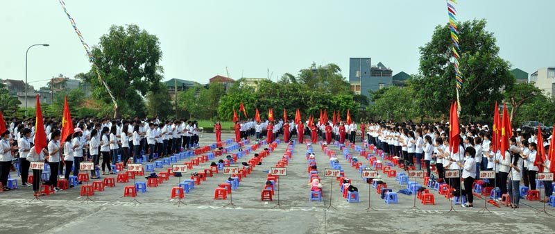 Cô trò trường THPT Quảng Hà đón 279 em học sinh khối lớp 10.