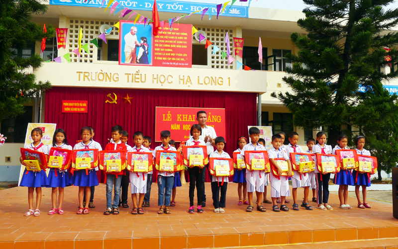 Đại diện Tập đoàn Tôn Hoa Sen trao tặng quà cho các em học sinh có hoàn cảnh khó khăn của Trường Tiểu học Hạ Long (Vân Đồn)