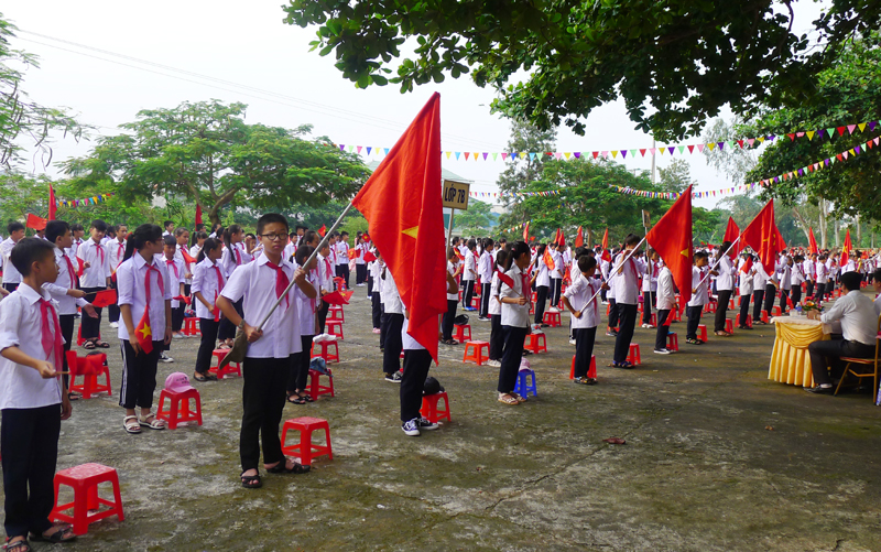 Nghi lễ chào cờ của học sinh Trường THCS Đông Xá trong lễ khai giảng năm học mới 2016-2017