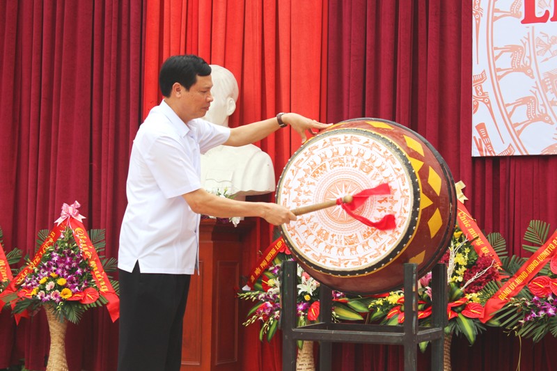Đồng chí Nguyễn Đức Long, Chủ tịch UBND tỉnh gióng trống khai giảng năm học mới 2016-2017 tại trường TH, THCS, THPT Văn Lang, TP Hạ Long 