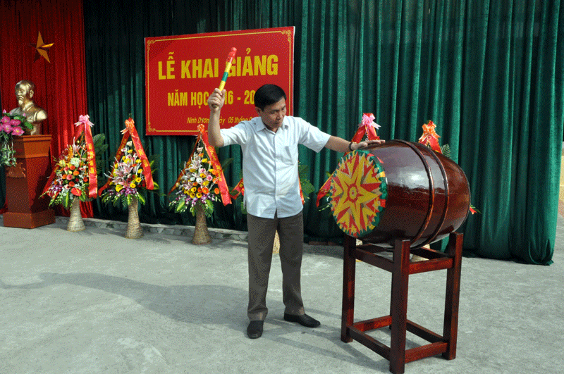 Đồng chí Vũ Ngọc Giao, Ủy viên Ban Thường vụ, Trưởng Ban Tổ chuwcsTinhr ủy gióng trồng khai trường tại Trường THCS Ninh Dương
