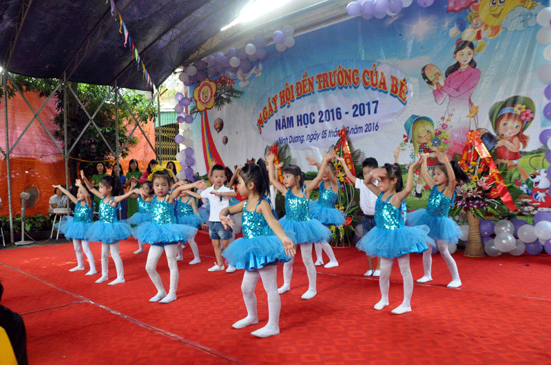 Các cháu học sinh Trường Mầm non Ninh Dương vui múa hát trong ngày khai trường